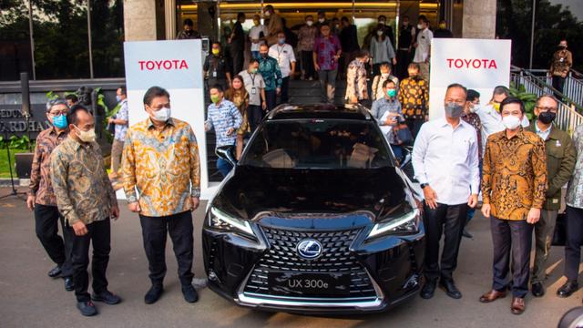 Menko Airlangga dalam kegiatan Penyerahan Simbolis Mobil Listrik Toyota sebagai Kendaraan Resmi Delegasi G20 pada KTT G20 Indonesia Tahun 2022 di Lobby Gedung Ali Wardhana Kemenko Perekonomian, Jakarta, Rabu (10/8/2022). ( Sumber ekon.go.id)