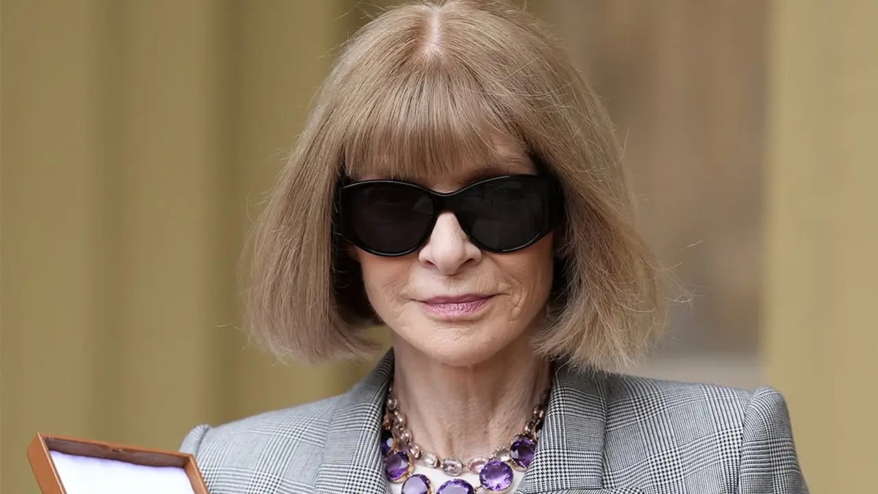 Anna Wintour Dapat Gelar Kehormatan dari Kerajaan Inggris, Tampil Formal dengan Busana Serba Abu-Abu
