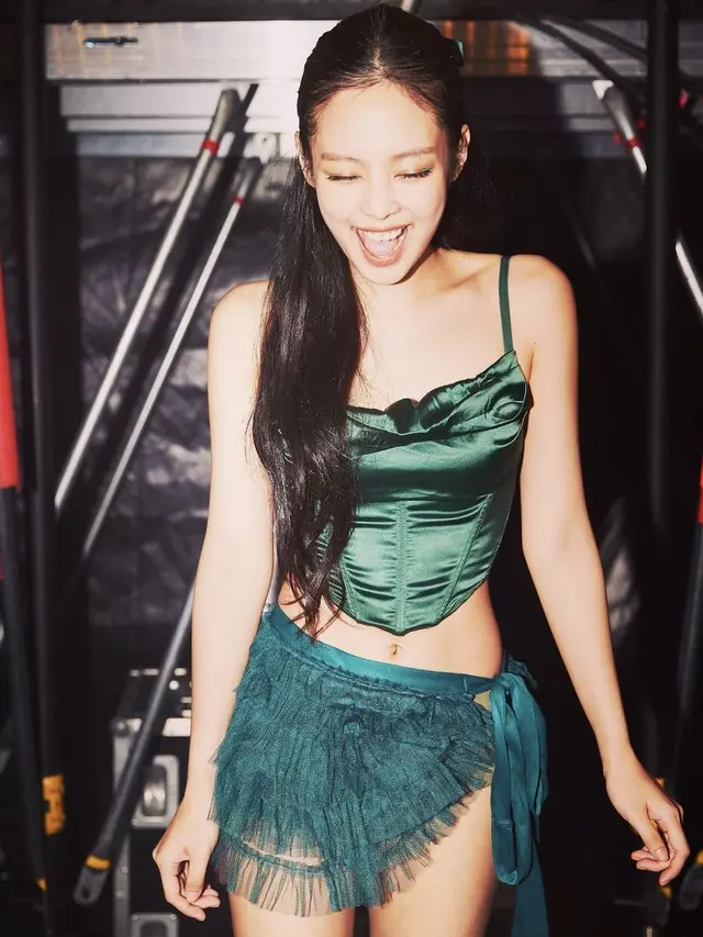 Kostum Solo Jennie di Konser BORN PINK