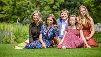 Raja Willem-Alexander (tengah), Ratu Maxima (kiri), Putri Catharina-Amalia (kanan), Ariane, dan Alexia berpose untuk sesi foto kerajaan tahunan di taman Istana Huis ten Bosch, di Den Haag, Belanda, 19 Juli 2019. (Remko de Waal/ANP/AFP)