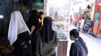 Modal tersebut dimanfaatkan secara bijak untukmenambah modal usahanya hingga memperbanyak menu makanan di etalase."Pertama kali pinjaman Mekaar Rp3 juta, karena angsuran saya bagus, jadi saya ditawarin lagi untuk pinjaman yang kedua. Setelah pinjaman kedua bagus, akhirnya sampai pinjaman keempat. Iya, awalnya Rp3 juta, sekarang pinjaman sudah Rp6 juta," kata Rini saat berbincang dengan merdeka.com. Dengan adanya pinjaman dari PNM Mekaar, warung nasi yang berada di kawasan Penjaringan, Jakarta Utara ini semakin ramai pelanggan. Rini juga mengaku tempat usahanya semakin besar bahkan pelanggan terus bertambah hingga membuat kesejahteraan ekonomi keluarganya bertumbuh. (Foto: Dokumentasi BRI)