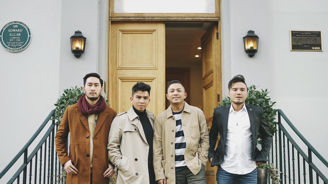 Band Govinda melakukan rekaman di Abbey Road Studios London.