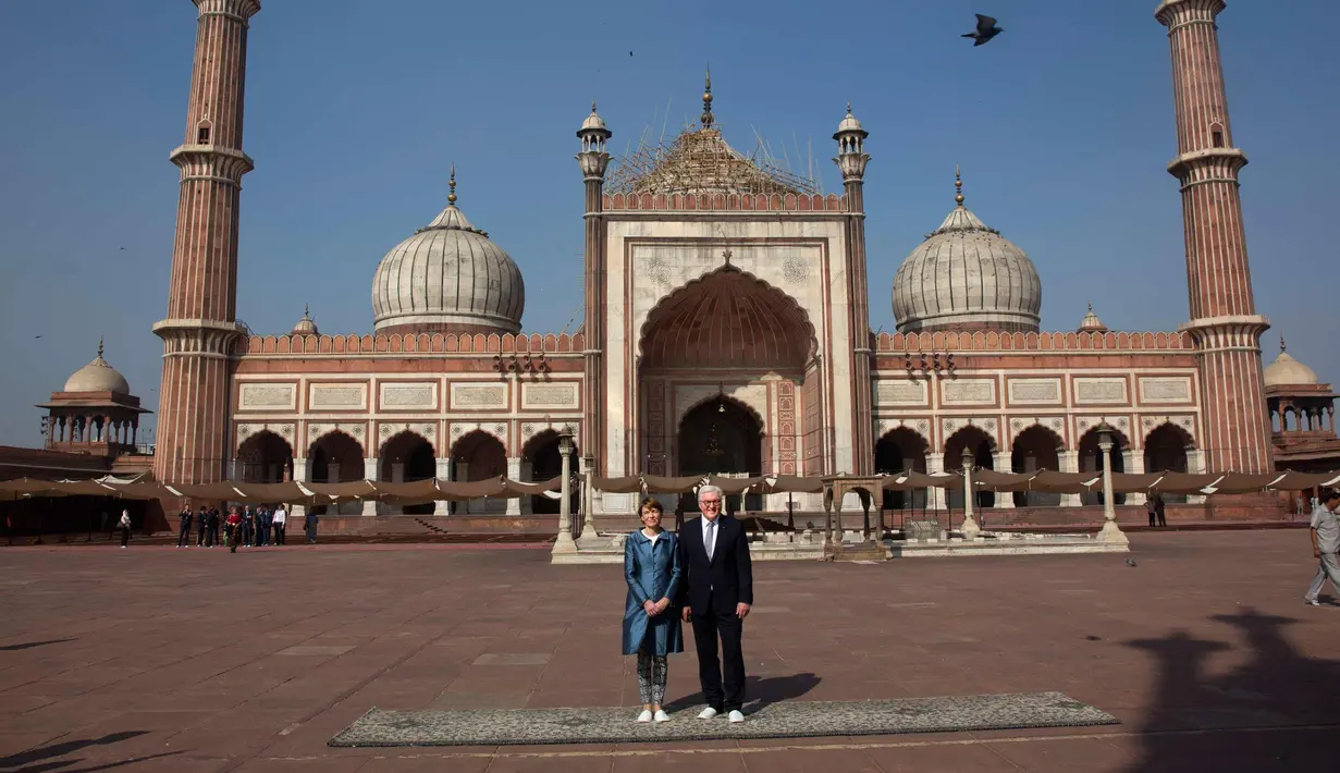 Presiden Jerman Dr. Frank Walter Steinmeier dan istrinya Elke Buedenbender berpose selama kunjungannya ke Masjid Jama di New Delhi, India, (23/3). Steinmeier berkunjung ke India selama empat. (AP Photo/ Manish Swarup)