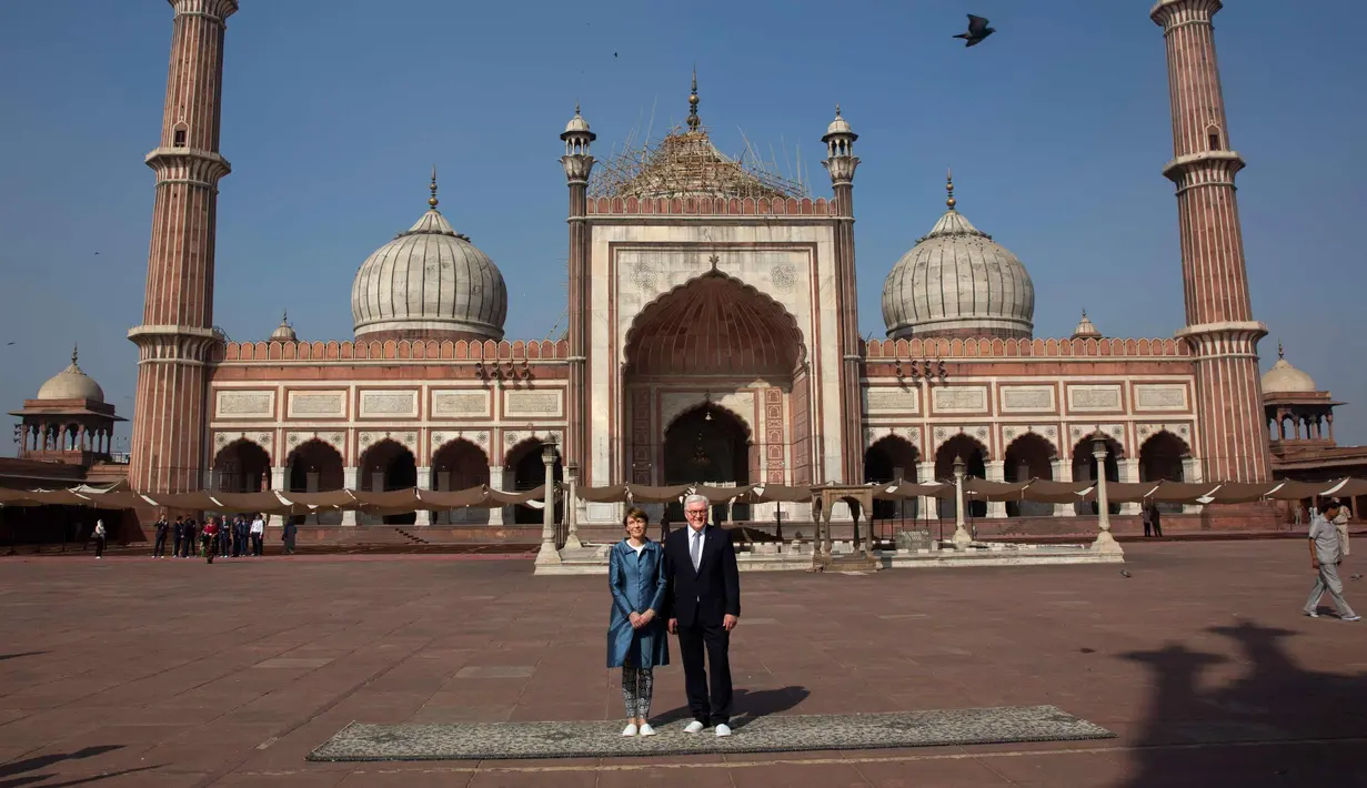 Presiden Jerman Dr. Frank Walter Steinmeier dan istrinya Elke Buedenbender berpose selama kunjungannya ke Masjid Jama di New Delhi, India, (23/3). Steinmeier berkunjung ke India selama empat. (AP Photo/ Manish Swarup)