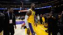 Ekspresi kekecewaan dari pebasket LA Lakers, LeBron James, setelah timnya dikalahkan Denver Nuggets dalam final NBA 2023 game keempat wilayah barat di Crypto.com Arena, Selasa (23/5/2023) pagi WIB. (AP Photo/Ashley Landis)