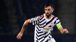 1. Bruno Fernandes (Manchester United) - Gelandang asal Portugal ini tampil impresif bersama Manchester United di fase grup Liga Champions musim ini. Bruno Fernandes telah menyumbangkan tiga gol dan satu assists dari lima laganya untuk The Red Devils. (AFP/Franck Fife)