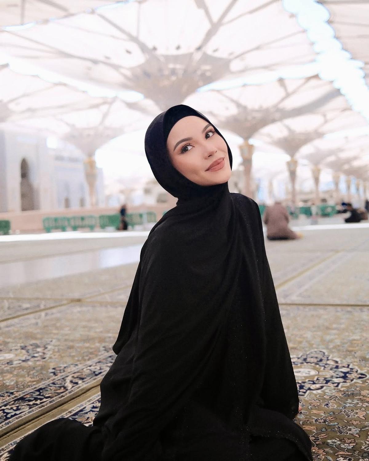 Momen Alyssa Daguise Umrah Bersama Ibu, Kompak dengan Warna Outfit Hitam yang Memesona
