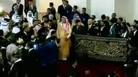 Raja Salman bin Abdulaziz al Saud beranjak ke Masjid Istiqlal usai mengunjungi Gedung DPR/MPR RI.