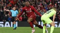 Georginio Wijnaldum. Gelandang Belanda berusia 31 tahun ini dilepas gratis Liverpool ke PSG pada awal musim 2021/2022 lalu setelah 5 musim berseragam the Reds. Ia didatangkan Liverpool di awal musim 2016/2017 dari Newcastle United dengan nilai transfer 27,5 juta euro. Ia berperan penting saat Liverpool meraih gelar Liga Champions musim 2018/2019 dengan tampil luar biasa di leg kedua semifinal melawan Barcelona dengan menyumbang gol ketiga dan keempat untuk membuat The Reds comeback setelah kalah 0-3 di leg pertama. Bersama Liverpool ia total tampil dalam 237 laga di semua ajang dengan torehan 22 gol dan 16 assist. (AFP/Paul Ellis)