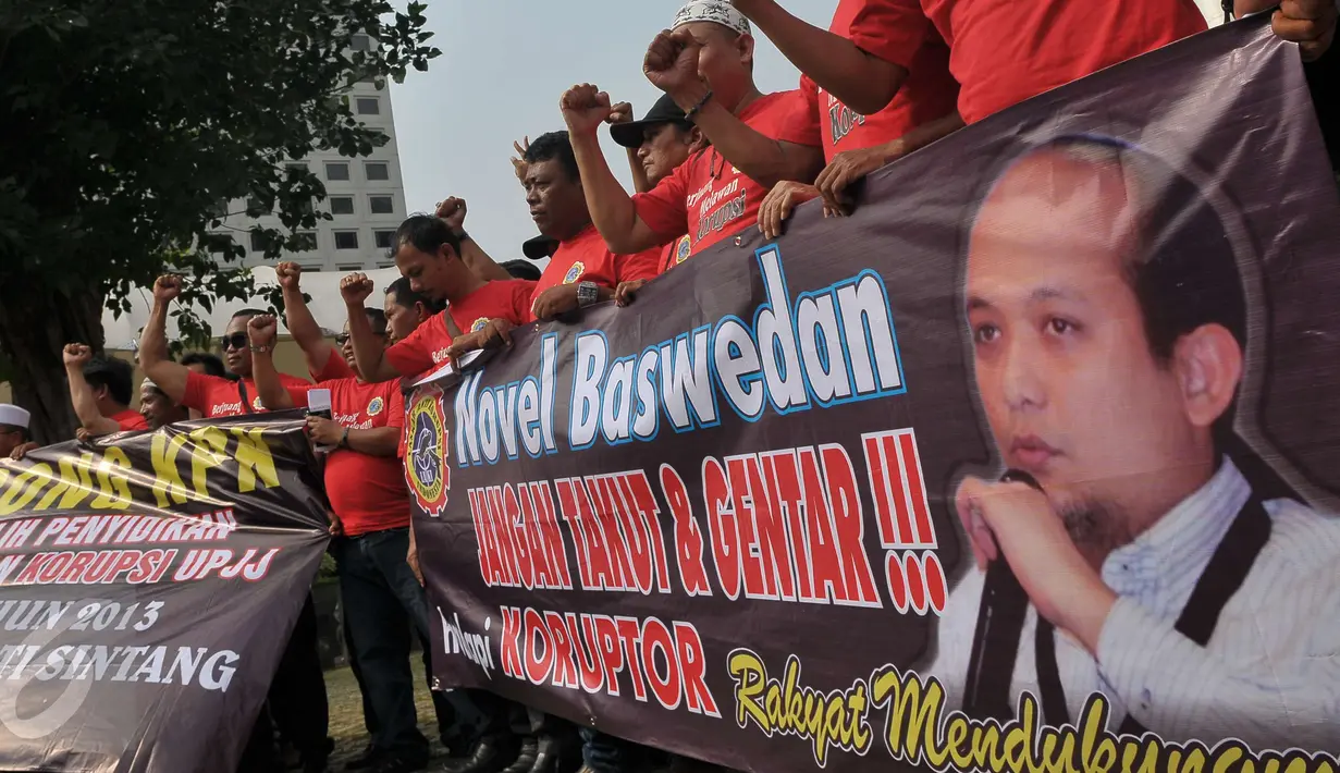 Sejumlah aliansi masyarakat sipil beraksi membentangkan spanduk dukungan terhadap kasus penyerangan penyidik senior KPK, Novel Baswedan di Gedung Dwi Warna KPK, Jakarta, Senin (17/4). (Liputan6.com/Helmi Afandi) 