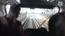 Proses uji coba LRT di kawasan Rawamangun, Jakarta, Rabu (12/9). Uji coba LRT ini akan berlangsung hingga 20 September 2018. (Liputan6/Immanuel Antonius)