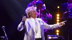 Rod Stewart tampil pada konser amal untuk membantu kanker prostat Raise the Roof yang diselenggarakan oleh Jools Holland di Royal Albert Hall, London, Inggris, 22 Juni 2022. Rod Stewart sendiri sebelumnya berjuang melawan penyakit kanker prostat, namun kini telah mengalami remisi. (Suzan Moore/PA via AP)