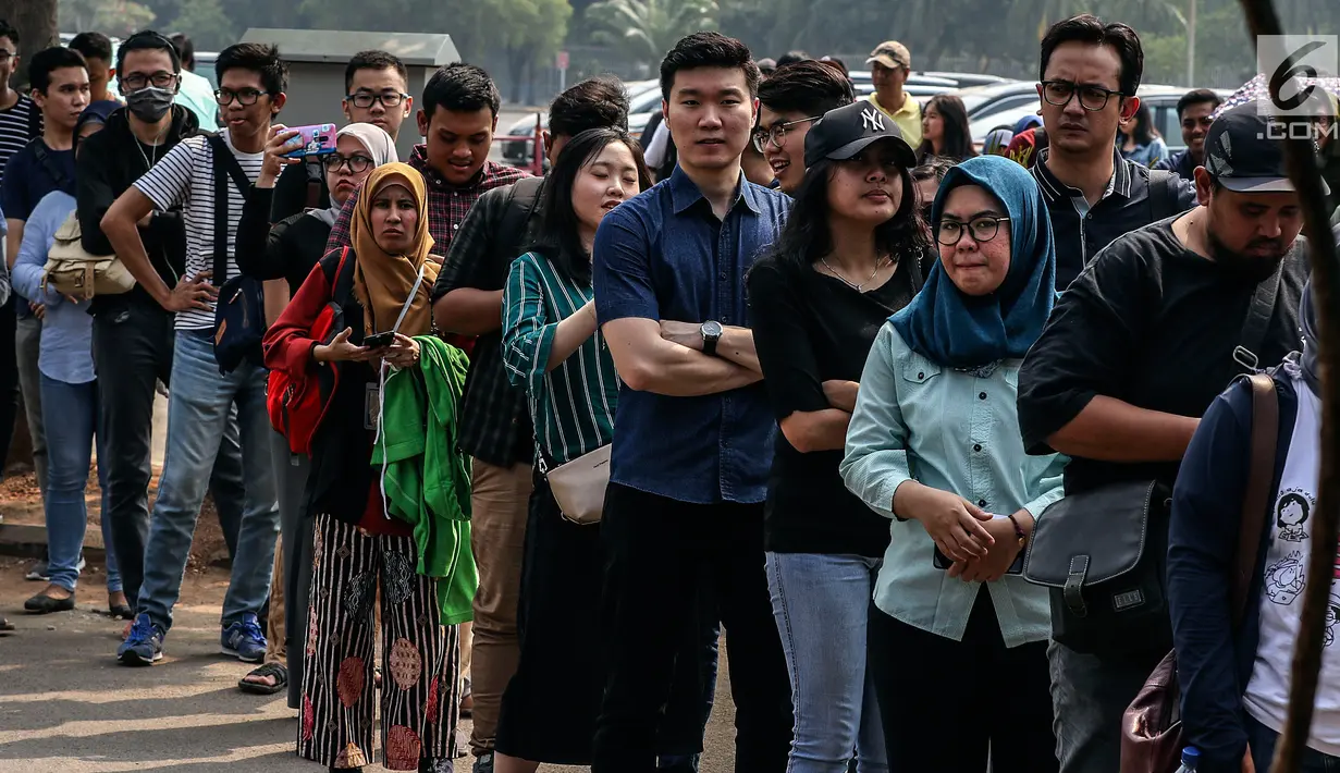 Pengunjung mengantre untuk menyaksikan Jakarta Internasional Comedy Festival (JICOMFEST) 2019 hari pertama di JIExpo, Kemayoran, Jakarta, Sabtu (3/8/2019). JICOMFEST 2019 dikemas dalam format komedi musik hingga komedi tradisional. (Liputan6.com/JohanTallo)
