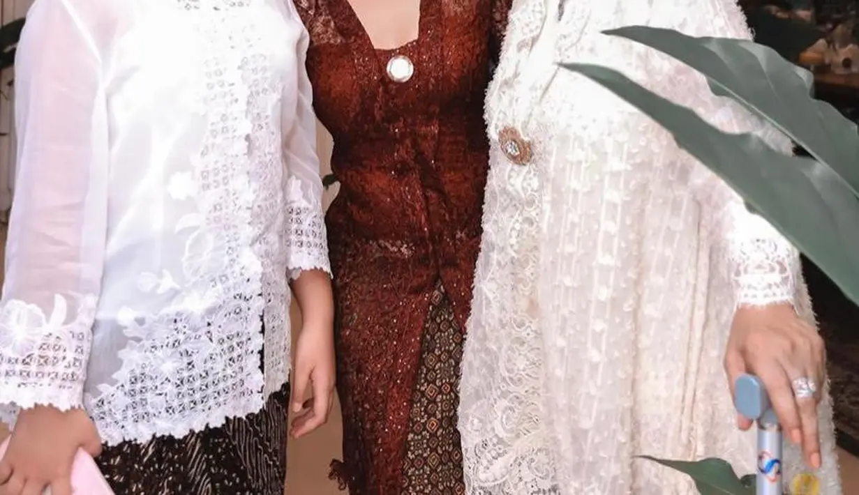 Digelar di kediaman Yuni, momen tersebut tampak meriah dengan dihadiri sederet keluarga besarnya. (Instagram/yunishara36).