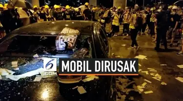 Sejumlah demonstran Hong Kong merusak mobil di luar stasiun kereta api. Mereka menemukan berbagai senjata di dalam mobil yang mirip dipakai pelaku penyerangan rekan-rekannya pekan lalu.