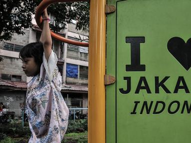 Seorang anak bermain di Ruang Publik Terpadu Ramah Anak (RPTRA) Benhil 2, Bendungan Hilir, Jakarta, Rabu (14/9/2022). Pemerintah Provinsi DKI Jakarta gencar membangun ruang publik di Ibu kota guna meningkatkan interaksi antarwarga dan sebagai destinasi hiburan alternatif. (merdeka.com/Iqbal S. Nugroho)