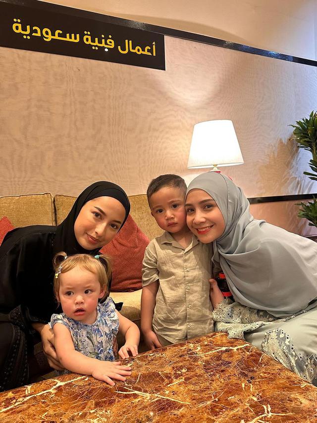 Gaya Santun Nagita Slavina Ibadah Umroh, Kenakan Abaya Mahal dan Tas Hermes Rp300jutaan