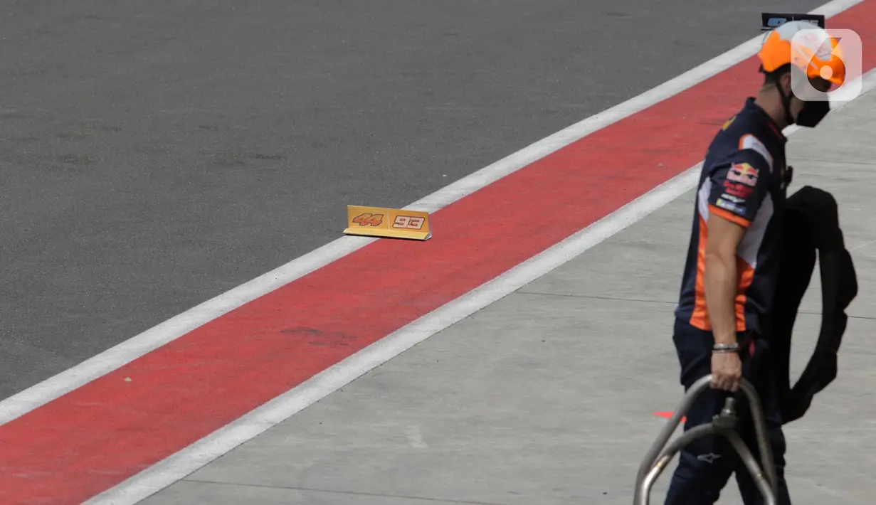 Teknisi Repsol Honda Team saat sesi Warm Up MotoGP di Pertamina Mandalika International Street Sirkuit, Nusa Tenggara Barat, Minggu (20/3/2022). (Liputan6.com/Helmi Fithriansyah)