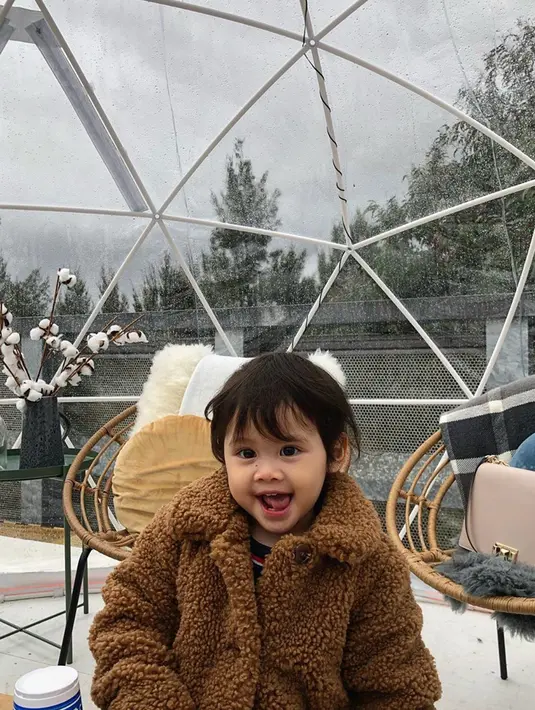 Acha Septriasa dan suaminya memberi nama anaknya Bridgia Kalina Kharisma. Bridgia memiliki arti sebagai sumber kekuatan dan penghubung yang kuat, layaknya jembatan, Kalina adalah nama bunga yang tumbuh di Australia, dan Kharisma adalah nama dari sang ayah. (Liputan6.com/IG/@septriasaacha)