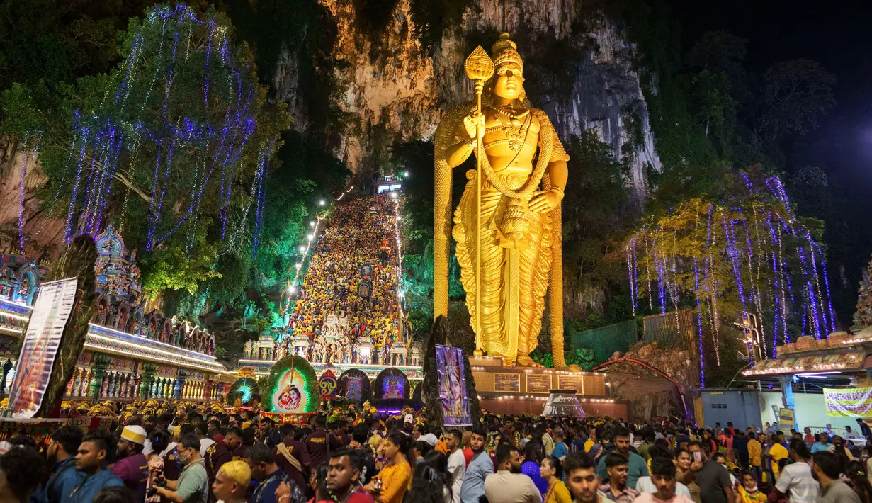 Umat Hindu berjalan menuju Kuil Sri Subramaniar Swamy saat perayaan Thaipusam di Batu Caves, Kuala Lumpur, Malaysia, Minggu (5/2/2023). Thaipusam, yang dirayakan untuk menghormati Dewa Murugan, adalah acara tahunan umat Hindu untuk mencari berkah, memenuhi sumpah, dan mengucapkan terima kasih. (AP Photo/Vincent Thian)