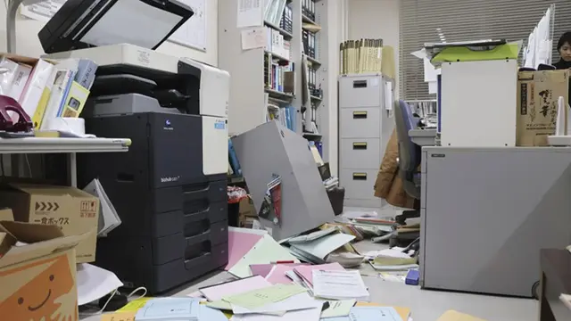 Penampakan sebuah kantor di Hakodate, Hokkaido, Jepang, pasca guncangan gempa magnitudo 7,5 yang terjadi Senin (8/12/2025) pukul 23.15 waktu setempat.