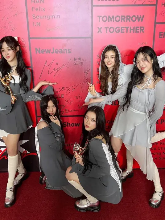 Sedangkan untuk performance, mereka juga mengenakan dress warna abu-abu. Dengan beragam model, dan yang menarik perhatian Danielle mengenakan dress hoodienya.  [@newjeans_official]