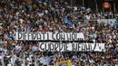 Fans Lazio membentangkan "Banned fans with us, vile cops", beberapa fans rasis saat menyanyikan lagu ejekan kepada pemain Sassuolo Claud Adjapong dan Alfred Duncan di Olympic Stadium, Roma, (1/10/2017). (Angelo Carconi/ANSA via AP)