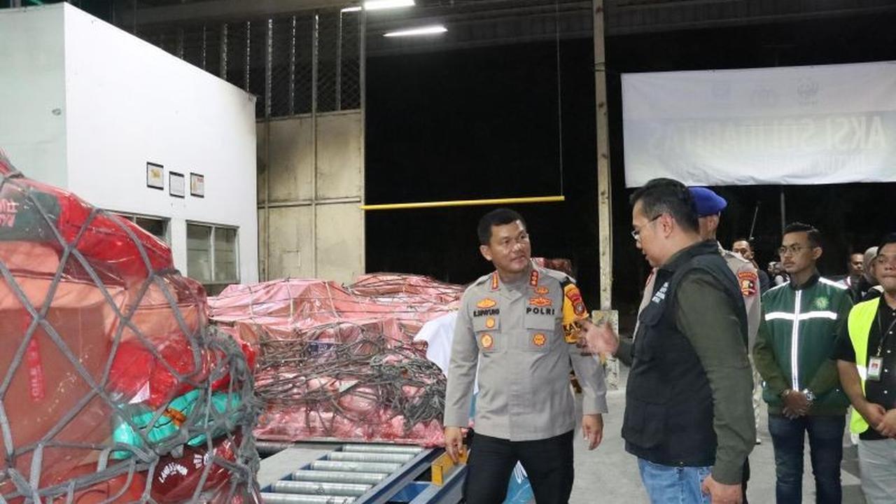 Polri dan WWF Kirim Puluhan Ton Bantuan Logistik ke Aceh untuk Korban Bencana