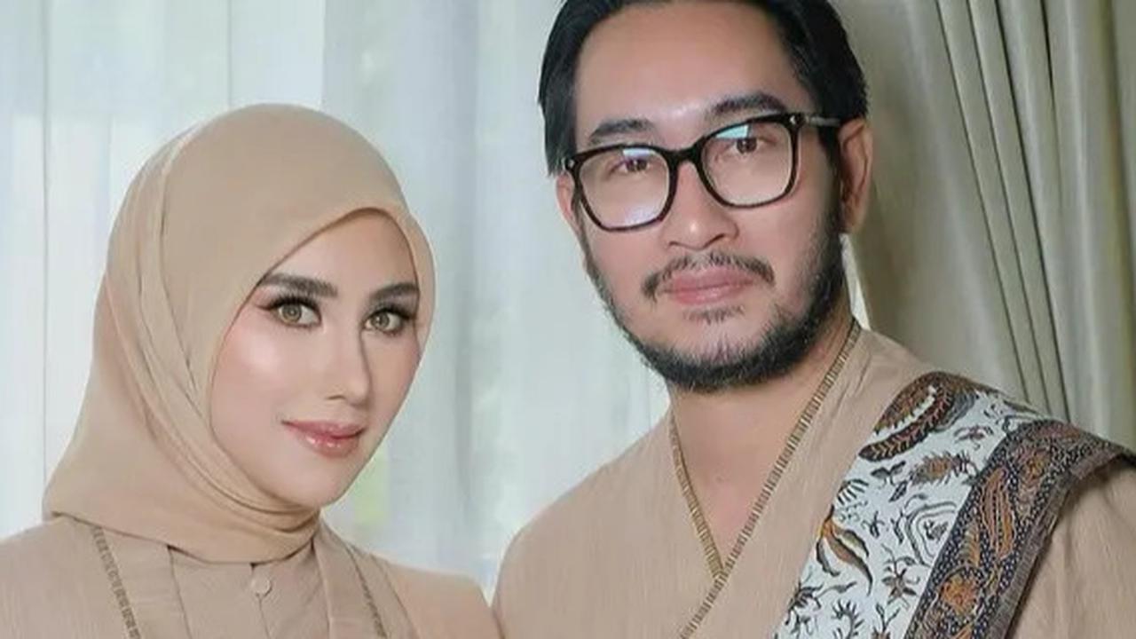 Cantik dan Elegen, Potret Syahnaz Sadiqah Pakai Kebaya Kutubaru Krem, Kental Nuansa Tradisional