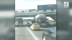 Sebuah tank terjebak di bawah jembatan di Kaliningrad. Dari arah Ulitsa Aleksandra Nevskog menuju Primorskoye Koltso.