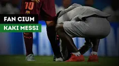 Seorang fan di Lisbon rela masuk ke dalam lapangan dan cium kaki Lionel Messi.