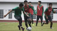 Gelandang Timnas Indonesia U-19, Resky Fandi, berusaha merebut bola saat latihan di Stadion Wibawa Mukti, Bekasi, Senin (16/10//2017). Persiapan ini dilakukan jelang kualifikasi Piala Asia U-19. (Bola.com/Vitalis Yogi Trisna)