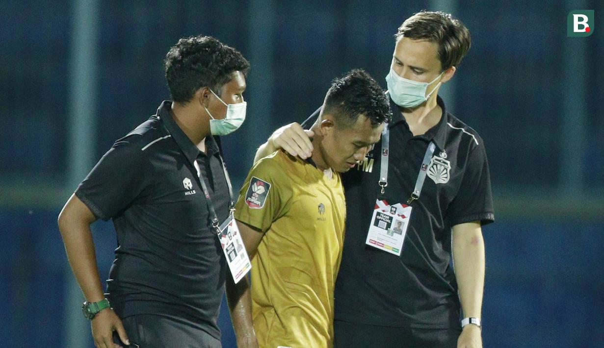 Pelatih Bhayangkara Solo FC, Paul Munster (kanan) berusaha menenangkan Sani Rizky Fauzi, usai ditaklukkan Persija Jakarta pada laga Piala Menpora 2021 di Stadion Kanjuruhan, Malang, Rabu (31/3/2021). Persija Menang dengan skor 2-1. (Bola.com/M Iqbal Ichsan)