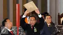 Petugas menunjukkan surat suara pada sidang paripurna pemilihan Ketua Mahkamah Agung periode 2017-2022 di Jakarta, Selasa (14/2). Hatta Ali kembali memimpin MA setelah dipilih 38 dari 47 Hakim Agung. (Liputan6.com/Helmi Fithriansyah)