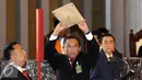 Petugas menunjukkan surat suara pada sidang paripurna pemilihan Ketua Mahkamah Agung periode 2017-2022 di Jakarta, Selasa (14/2). Hatta Ali kembali memimpin MA setelah dipilih 38 dari 47 Hakim Agung. (Liputan6.com/Helmi Fithriansyah)