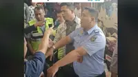 Viral Video Penumpang Lion Air Jakarta-Makassar Rusuh karena Diduga Delay 9 Jam Lebih. foto: TikTok @raja16820