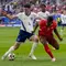 Gelandang Inggris Declan Rice berebut bola dengan Breel Embolo dari Swiss pada laga perempat final Euro 2024 yang berlangsung di Dusseldorf Arena (AP)