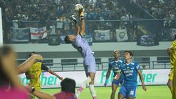 Kiper Persikabo 1973, Syahrul Trisna Fadillah berusaha menangkap bola dari ancaman pemain Persib Bandung pada laga pekan terakhir BRI Liga 1 2022/2023 di Stadion Gelora Bandung Lautan Api (GBLA), Bandung, Sabtu (15/4/2023) malam WIB. (Bola.com/Nandang Permana)