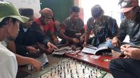 Para petani berkumpul untuk mengikuti pelatihan pertanian regeneratif agroforestri. Mereka mempelajari prinsip penerapan regeneratif dan model agroforestri untuk berkontribusi menjaga keseimbangan alam tanpa mengesampingkan aspek ekonomi. Foto: SNV.