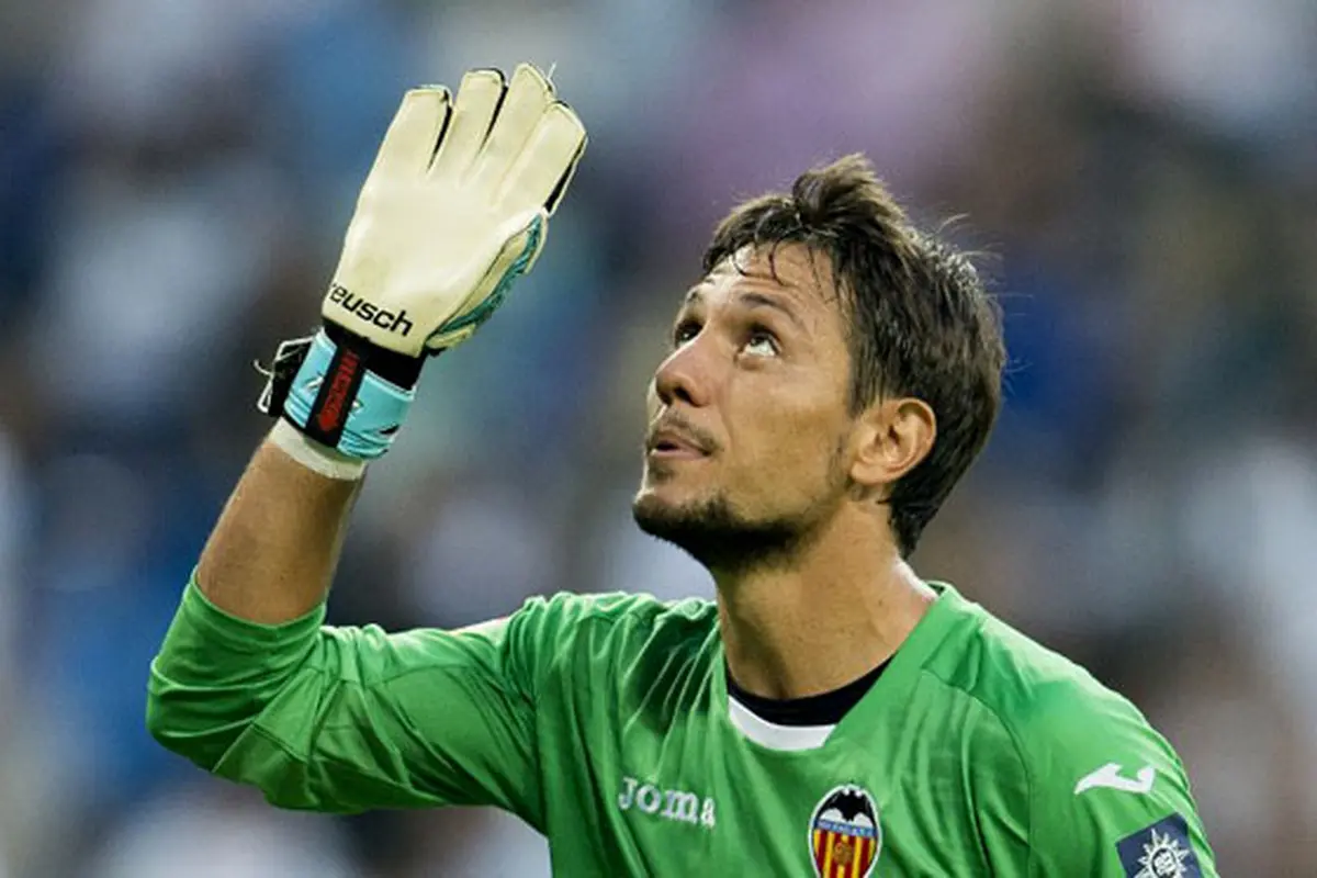 diego-alves-130704b.jpg