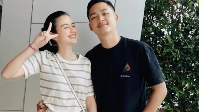 6 Potret Mesra Azriel Hermansyah dan Sarah Menzel, Temani Buka Puasa Meski Beda Agama