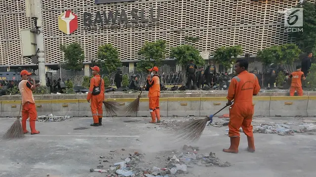 Pasukan Oranye Bersihkan Sisa Sampah Kerusuhan