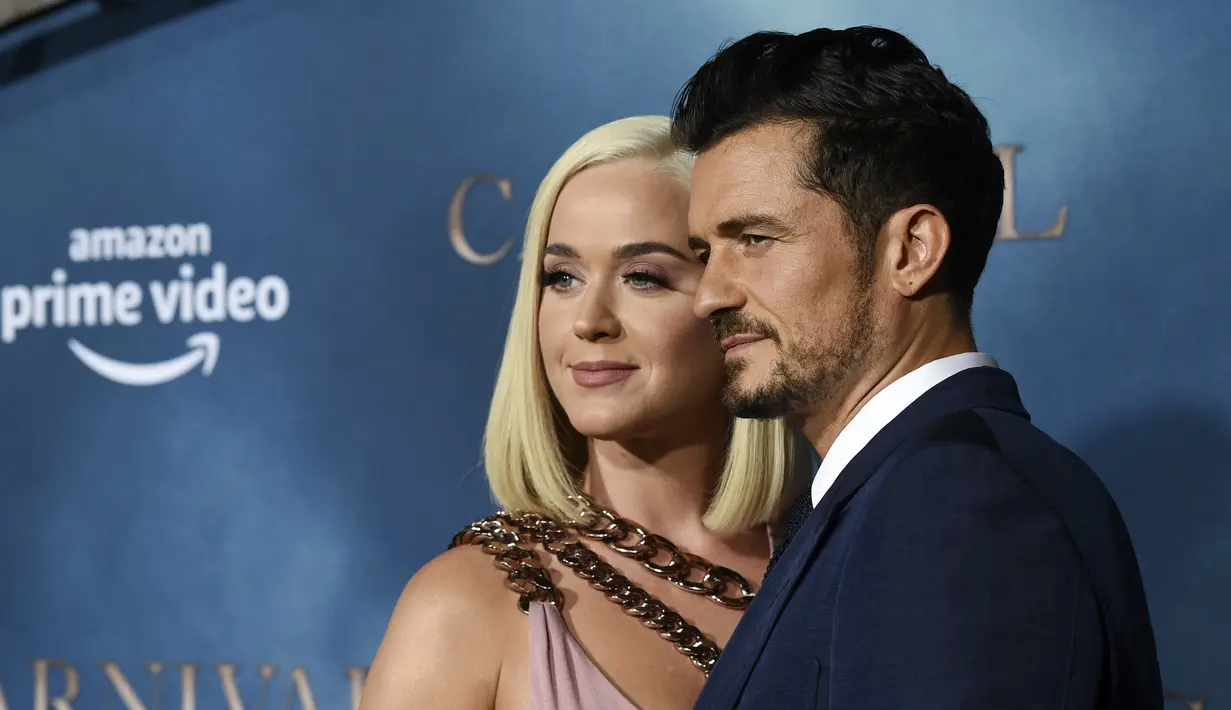 Penyanyi Katy Perry berpose dengan pacarnya Orlando Bloom saat menghadiri pemutaran perdana untuk serial televisi "Carnival Row" di Los Angeles, California, AS (21/8/2019). (AP Photo/Chris Pizzello)