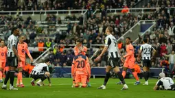 Hal tersebut berubah seketika menjelang berakhirnya injury time babak kedua ketika Dani Olmo dilanggar di dalam kotak penalti. Wasit pun langsung menunjuk titik putih sebagai hadiah untuk Barcelona. (AP Photo/Jon Super)