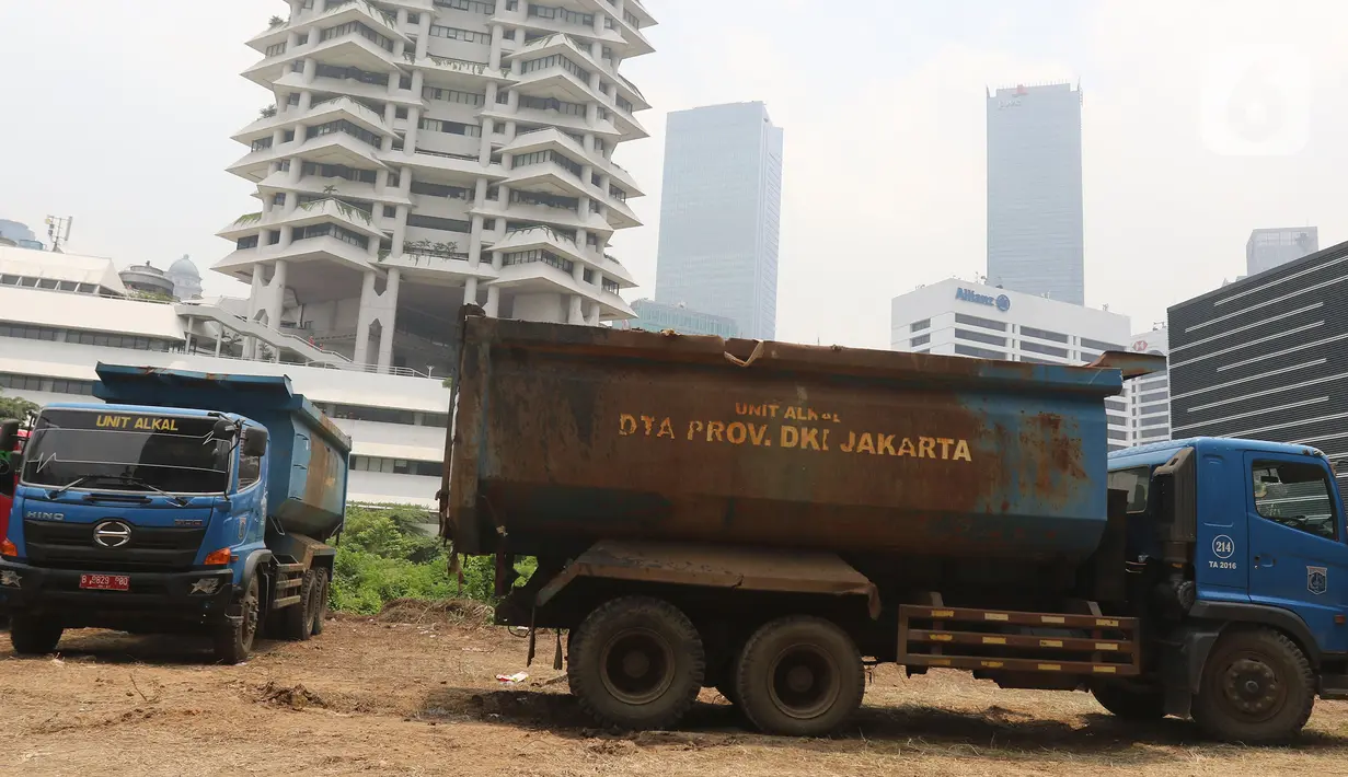 Truk milik Dinas Sumber Daya Air DKI Jakarta dikerahkan untuk pengerukan lumpur di Sungai Krukut, Karet Tengsin, Kamis (30/9/2021). Sebanyak 408 personel dan sejumlah ekskavator serta truk diturunkan untuk mengangkut lumpur dari sungai tersebut. (Liputan6.com/Herman Zakharia)
