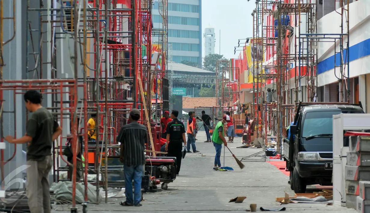 Pekerja menyelesaikan pekerjaan di arena Jakarta Fair 2016, Kemayoran, Jakarta, Senin (6/6/2016). Sebanyak 1.300 stand dan pertunjukan musik akan mengisi Jakarta Fair Kemayoran 2016. (Liputan6.com/Yoppy Renato)