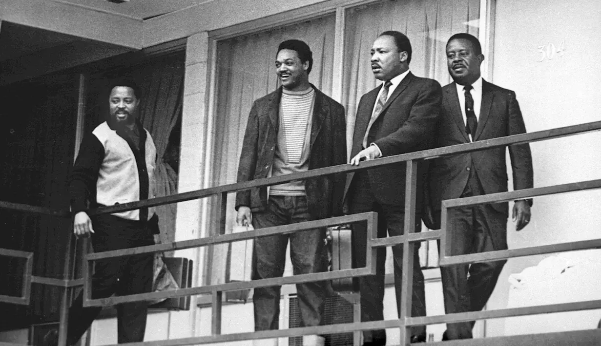 Martin Luther King berdiri bersama para pemimpin hak-hak sipil lainnya di balkon Lorraine Motel di Memphis, Tennessee, 3 April 1968. Sebelum dibunuh, King menggalang kampanye untuk memperjuangkan kesetaraan ekonomi. (AP Photo/Charles Kelly, File)
