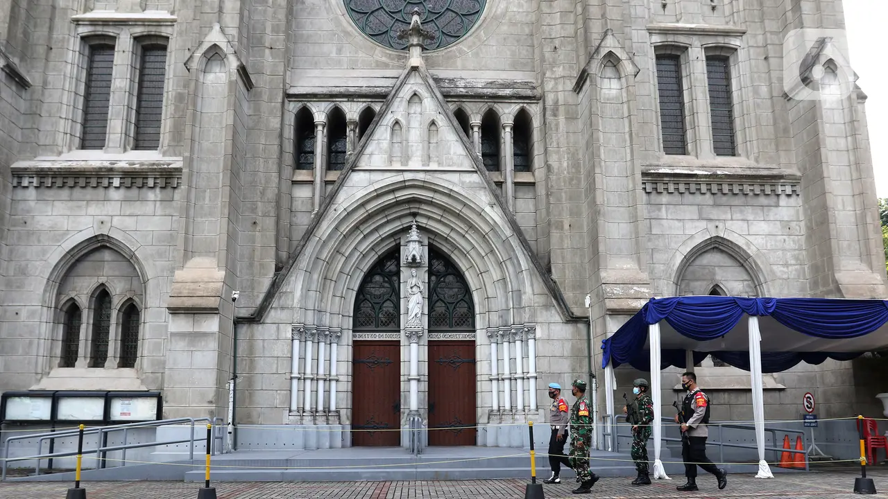 FOTO: TNI - Polri Amankan Perayaan Paskah di Gereja Katedral