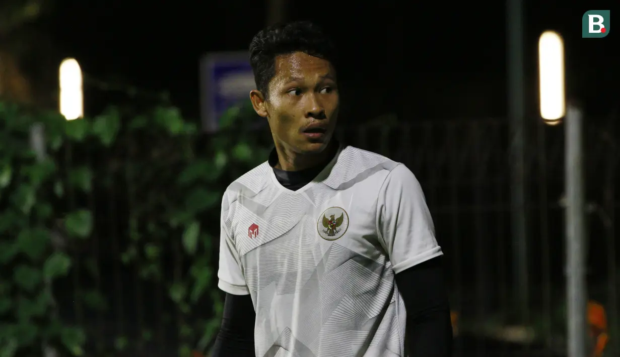 Kiper Timnas Indonesia, Syahrul Fadillah, saat sesi latihan jelang Piala AFF di Lapangan B Senayan, Jakarta, Selasa (9/11/2021). (Bola.com/M Iqbal Ichsan)