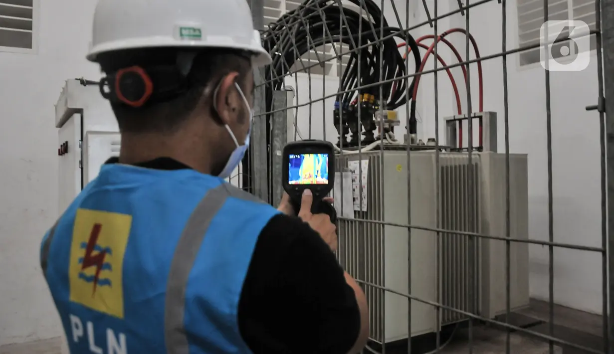 Petugas PLN Unit Induk Distribusi Jakarta Raya saat mengecek ketersediaan listrik di Stadion Utama Gelora Bung Karno, Senayan, Jakarta Pusat, Kamis (12/1/2023). Jelang perhelatan Piala Dunia U-20 di Indonesia yang diikuti 24 negara, PLN Unit Induk Distribusi (UID)